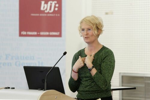 Vortrag von Prof. Dr. Sabine Stövensand "Geht doch! 'Stop'-Stadtteile ohne Partnergewalt. Erfahrungen mit einem neuen Konzept."